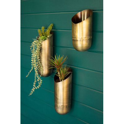 Ensemble de trois vases muraux en laiton antique