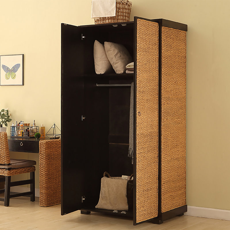 Garde-robe de luxe en rotin clair