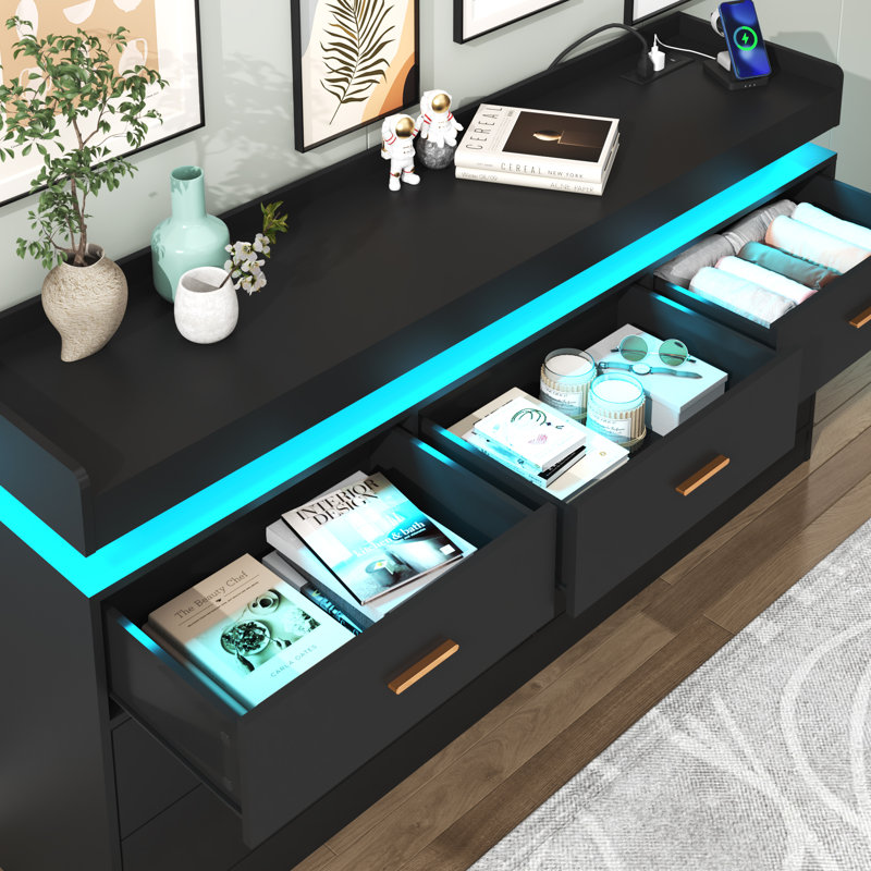 Commode 7 tiroirs 55,13 po avec lumière DEL, douilles, port de type C et port USB, Noir