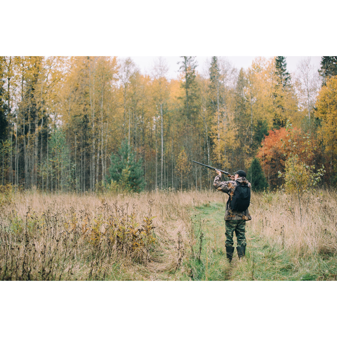 Leinwandbild Männlicher Jäger im Wald