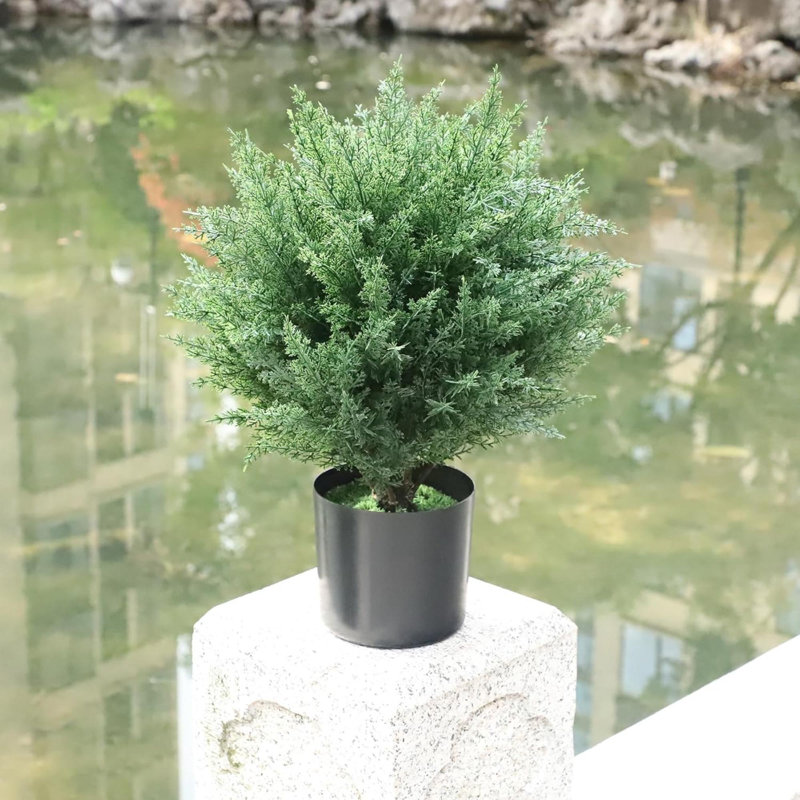 Arbre de cèdre artificiel en forme de topiaire en forme d'arbre de pin artificiel en forme de pin de 17 po résistant aux rayons UV pour les bureaux extérieurs et d'intérieur
