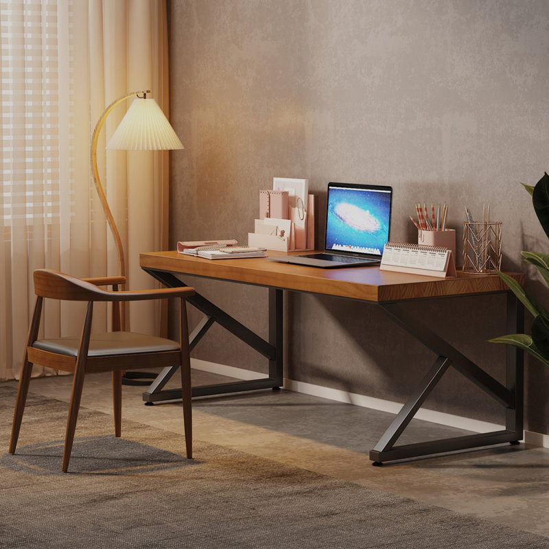 Bureau rectangulaire brun et noir en bois massif et fer, H 29,53 po x l 55,12 po x P 27,56 po