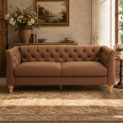 Canapé Chesterfield de 73,5 po Veloria, canapé rembourré en polyuréthane 3 places avec dossier capitonné, accoudoirs évasés, coussins amovibles et pieds en bois d'hévéa noyer pour le salon
