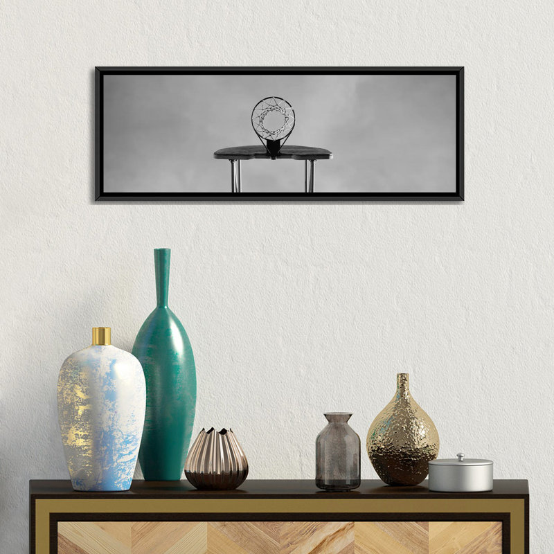 «Low Angle View of a Basketball Hoop», impression panoramique sur toile tendue, H 9 po x l 12 po x P 36 po