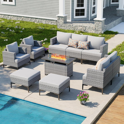 Ensemble de conversation de patio 10 pièces avec coussins, repose-pieds et table de foyer au propane - Osier toutes saisons, gris