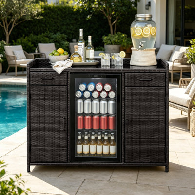 Armoire de rangement d'extérieur en osier / rotin avec espace pour réfrigérateur, armoire de bar avec tablettes et tiroirs réglables pour la piscine, le jardin et la cuisine