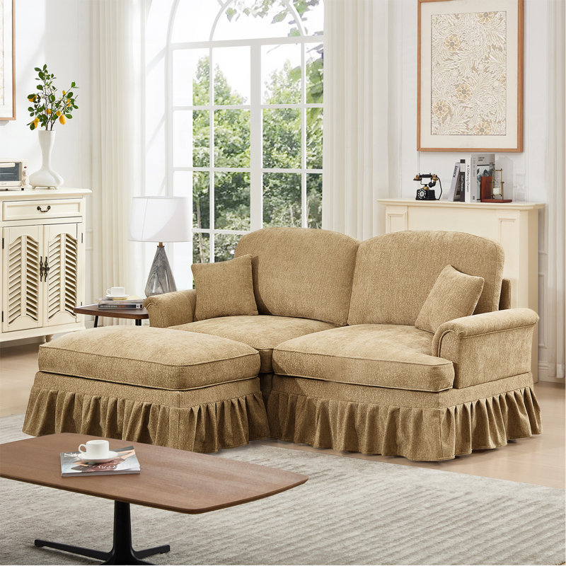 Élégant canapé Mid-Century modulaire à deux places en forme de L avec accoudoirs évasés et volants amovibles, avec jupes plissées et pieds fuselés, canapé-lit en chenille confortable avec repose-pieds mobile, café clair