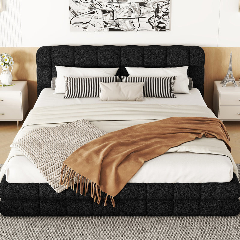 Grand lit plateforme tapissier noir avec structure stable et taille de tête de lit en mousse confortable