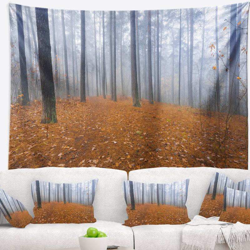 Tapisserie «Foggy Forest» et feuilles tombées, H 32 po x l 39 po