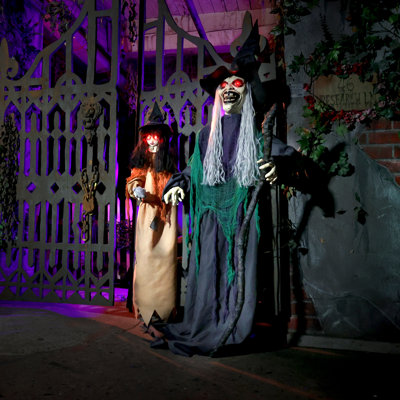 Haunted Hill Farm, sorcière debout de 5,5 pieds avec une fille effrayante d'Halloween avec tête en mouvement et yeux rouges