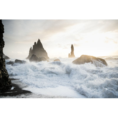 «Heavy Waves Crashing at Reynisfjara and Reynisdrangar» - Photographie sur toile tendue