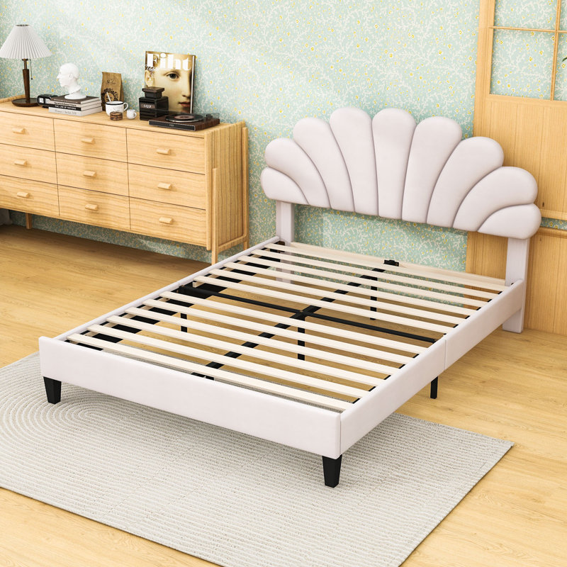 Lit plateforme double tapissier pleine grandeur avec tête de lit en velours à motif floral, structure en bois robuste avec lattes, aucun sommier requis, beige