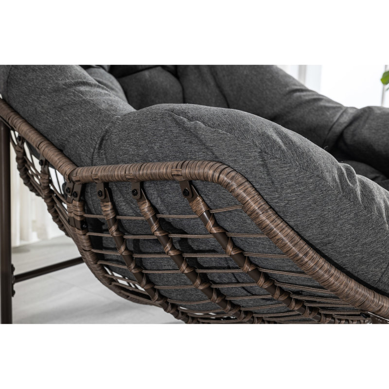 Fauteuil à bascule ergonomique gris pour des moments de détente en plein air. Modèle surdimensionné avec coussins et résistance à la rouille.