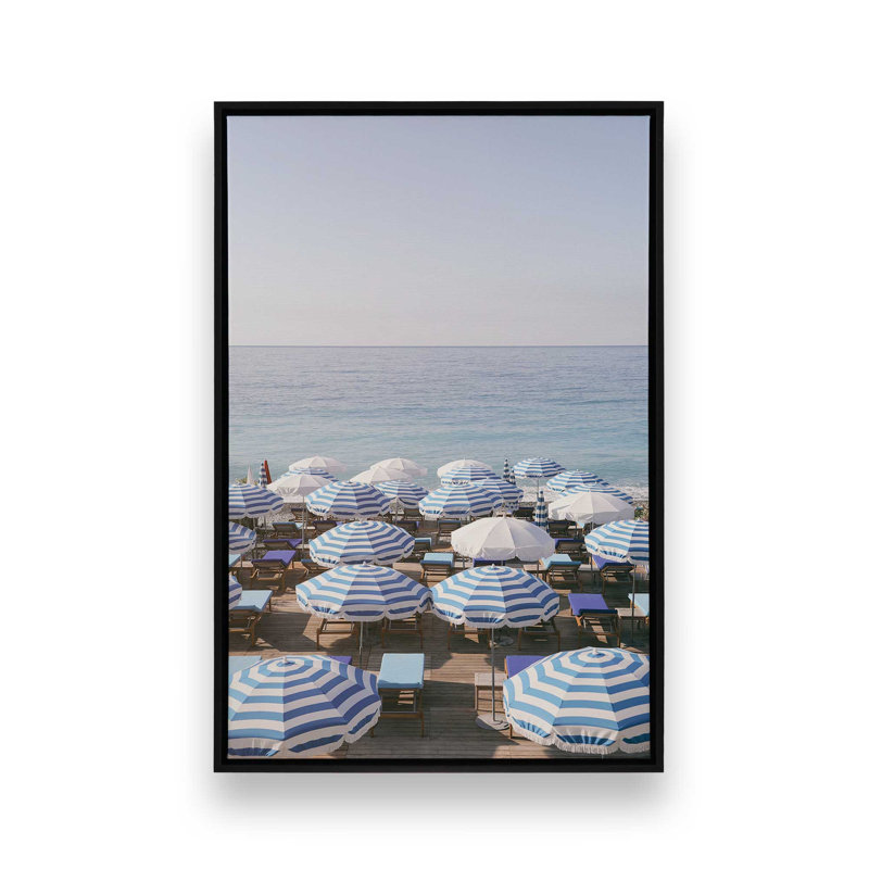Parasols bleus par le rivage sur toile, H 12,75 po x l 8,75 po, Cadre flottant noir satiné