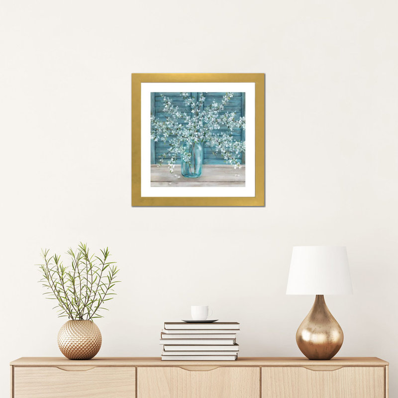 Shutter Blossoms par Carol Robinson - reproduction, H 16 po x l 16 po x p 1 po, Papier encadré doré, Blanc