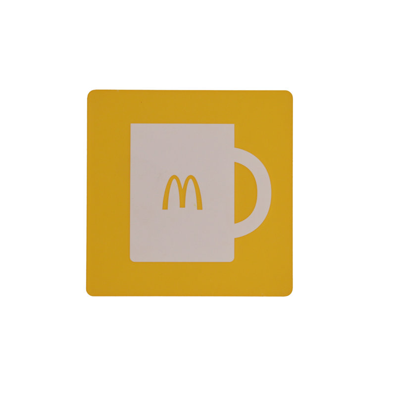 Enseigne de rangement pour tasses jaunes