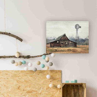 Vieille grange sous les montagnes enneigées sur toile