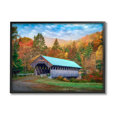 «Woodland Covered Bridge Mountain Foliage» par Rick Berk - photographie à cadre flottant sur bois
