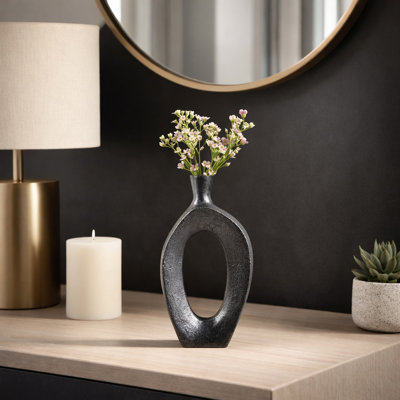 Vase moderne en métal à découpes ouvertes pour décoration intérieure