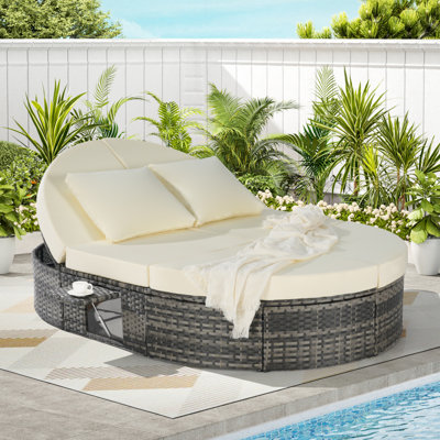 Lit de jour extérieur pour patio, lit de soleil avec dossiers réglables et plateaux à tasses pliables, lit de jour inclinable pour l'extérieur en rotin avec coussins et coussins pour la piscine