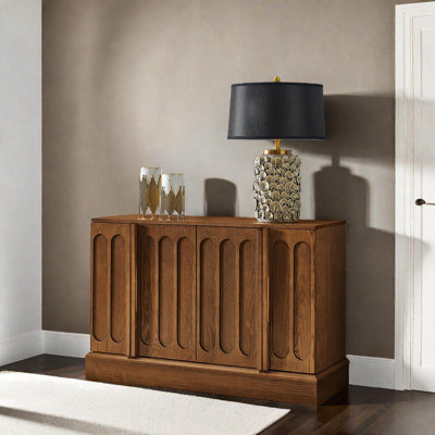 Buffet Mid-Century avec cannelures avec tablettes réglables et portes coulissantes