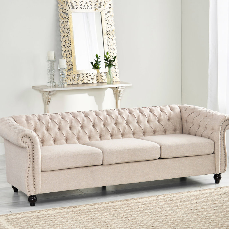 Élégant siège à 3 places avec tissu beige et accoudoirs à volutes