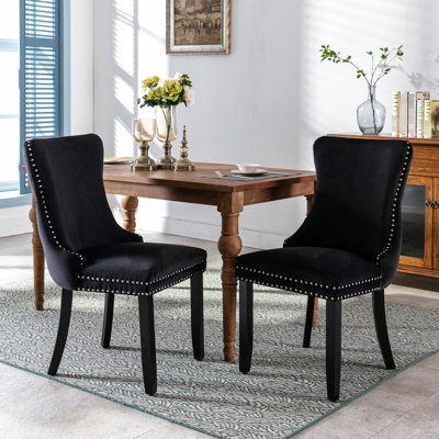 Chaises de salle à manger rembourrées noires 2. Coussin en mousse. Pieds en bois massif. Élégante garniture cloutée. Siège confortable pour la pièce. Sw8809bk. Chaises Kd 2, noir. Housse en velours. Soutien du dos. Confort.