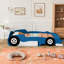 Lit plateforme double en forme de voiture de course avec roues, bleu-498215523-498215527