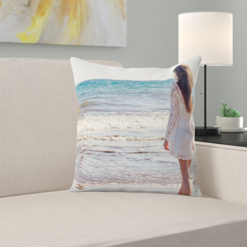 Coussin jeune femme