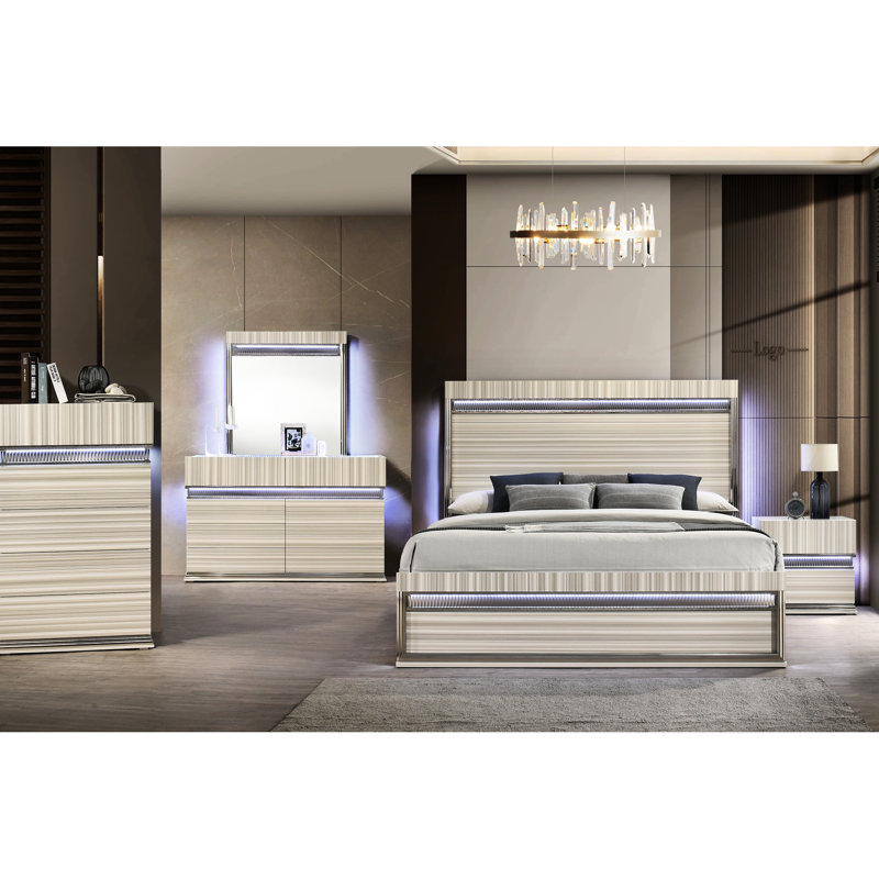 Grande chambre moderne de 4 pièces en gris avec bois et DEL, détails horizontaux, agencement de couleurs assorties, tiroirs spacieux - lit, commode, miroir, table de chevet grise avec tête de lit à DEL