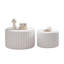 Ensemble de tables basses rondes festonnées blanches-446974063