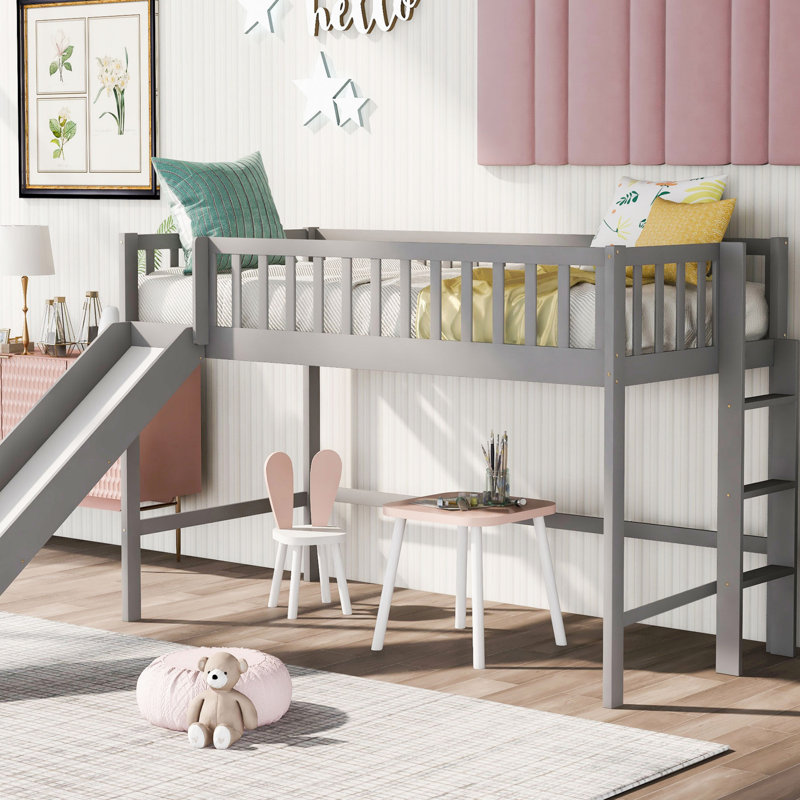 Lit mezzanine simple bas avec échelle et toboggan, gris, conception peu encombrante pour le plaisir et la fonctionnalité dans les petites pièces