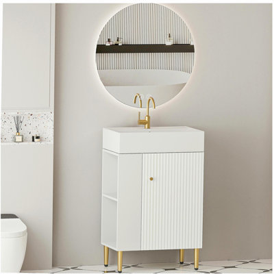 Le meuble-lavabo à tablette ouverte avec lavabo en céramique et porte à fermeture en douceur, avec une armoire de rangement à tablette ouverte à gauche, nécessite un assemblage