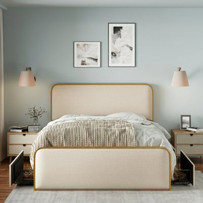 Cadre de lit beige doré pour très grand lit, extrémités recouvertes de tissu d'ameublement incurvé, rangement sous le lit, support en métal robuste, très grand coffre-fort avec accents et revêtement, tête de lit, tiroirs, lattes et rebords