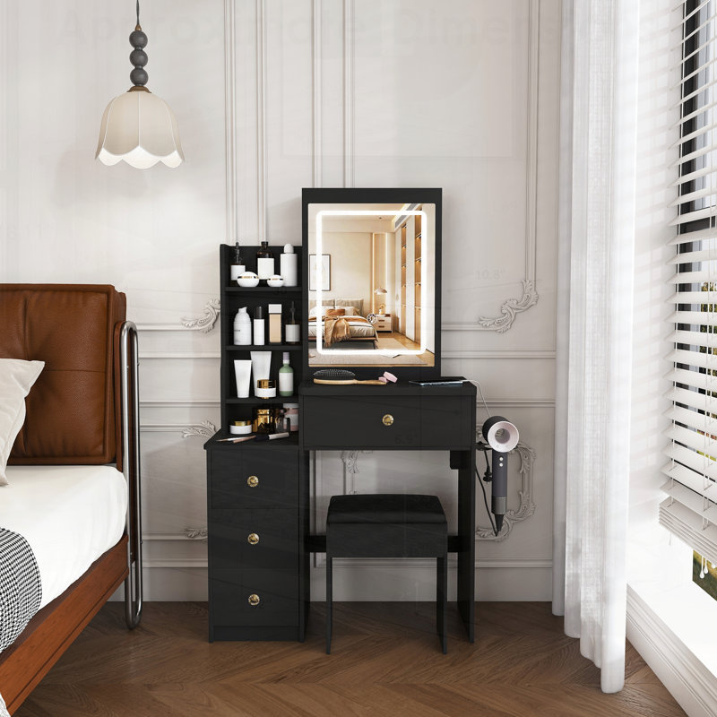Ce meuble-lavabo moderne comprend 3 modes d'éclairage DEL à luminosité réglable, 4 tiroirs et plusieurs tablettes de rangement ouvertes, un porte-séchoir à cheveux et une prise de courant, et une chaise de coiffeuse