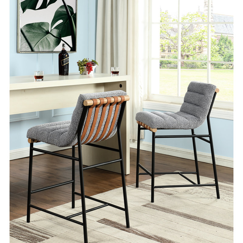Élégante chaise de comptoir avec revêtement bouclé gris et garniture en cuir