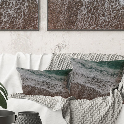 Vagues de mer avec mousse se brisant sur le rivage - Coussin décoratif imprimé nautique et côtier