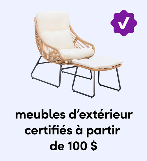 Une chaise longue d extérieur en osier avec un pouf assorti, des coussins blancs et un badge violet Certifié à partir de 100 $.