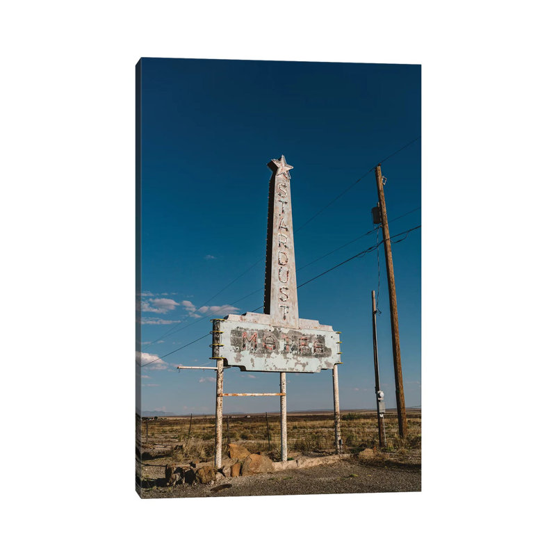 «Marfa Stardust» par Bethany Young, reproduction de photo sur toile tendue, H 40 po x l 26 po x P 1,5 po