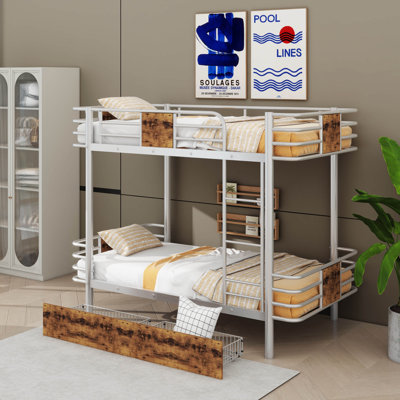 Un lit mezzanine en métal avec configuration simple TG sur simple TG