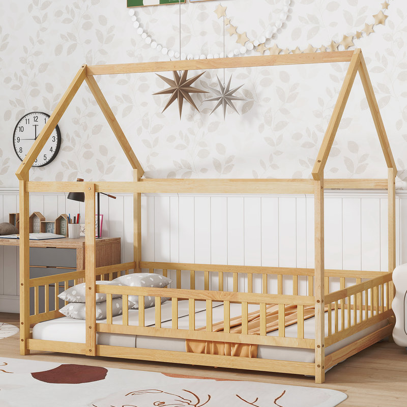 Lit double en bois pleine grandeur en forme de maison avec garde-corps de sécurité et finition naturelle pour un jeu imaginatif et un sommeil confortable