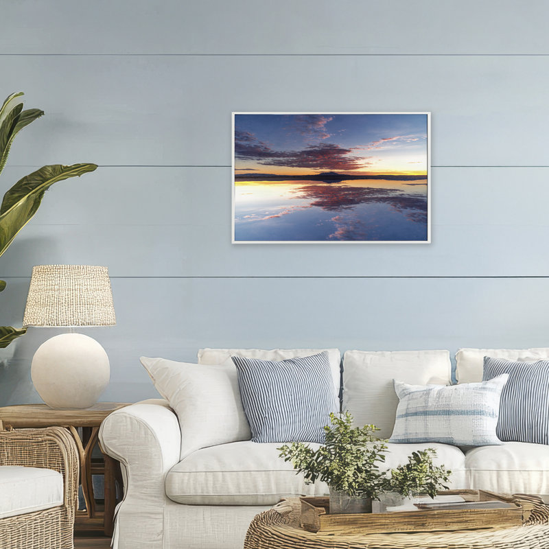 «Calm Sunset Reflection», giclée par Robin Vandenabeele, H 20 po x l 30 po, Estampe numérique encadrée blanc bord de mer