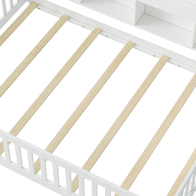 Lit Montessori au sol (taille standard), tête de lit avec compartiments de rangement ouverts, barrières de sécurité sur les 4 côtés avec porte d'accès, lit double pour dormir et jouer dans la chambre, blanc