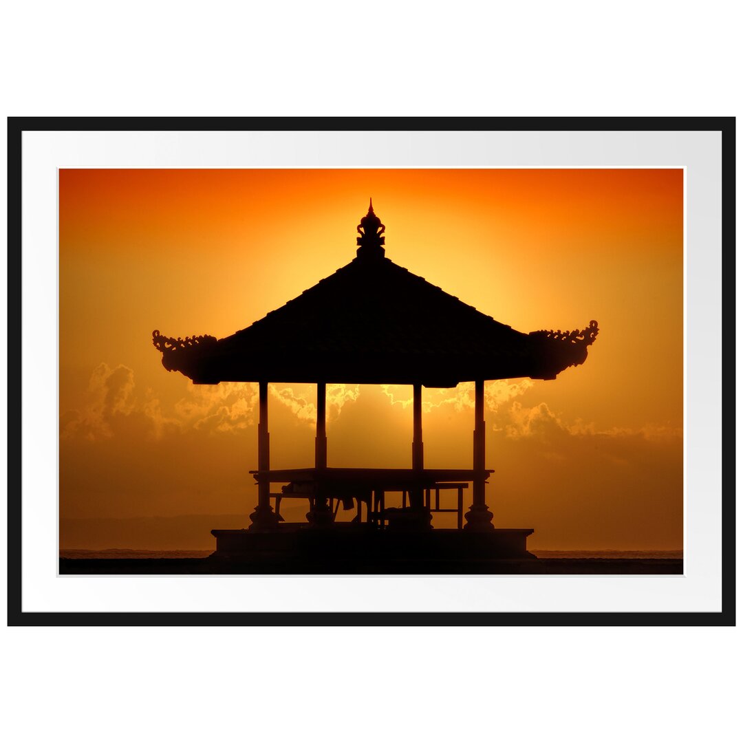 Gerahmtes Poster Pagode in Bali im Sonnenuntergang