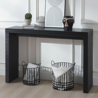 Console moderne noire avec motif nervuré