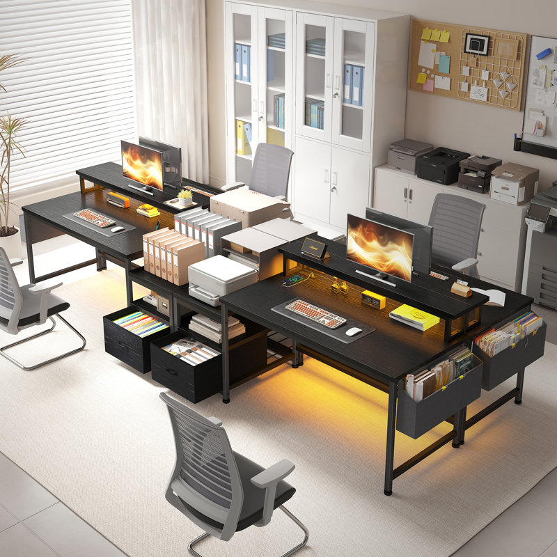 Bureau noir avec lumières DEL et tablette pour moniteur, bureau d'ordinateur avec 2 tablettes de rangement ouvertes, bureau d'angle avec tiroir et prises de courant pour les petits bureaux à domicile