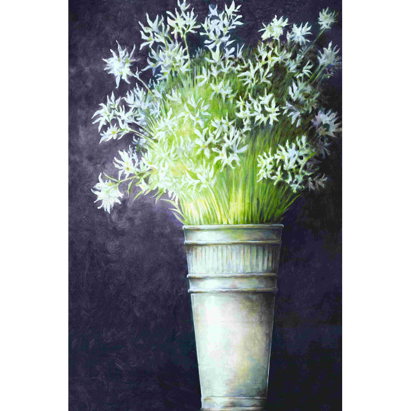 Fleurs blanches dans un vase, H 18 po x l 12 po