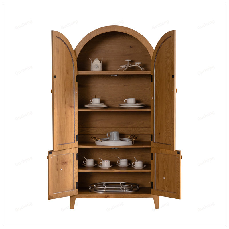 Garde-manger arqué avec tablettes réglables, portes en rotin et style campagnard pour un rangement polyvalent dans plusieurs pièces
