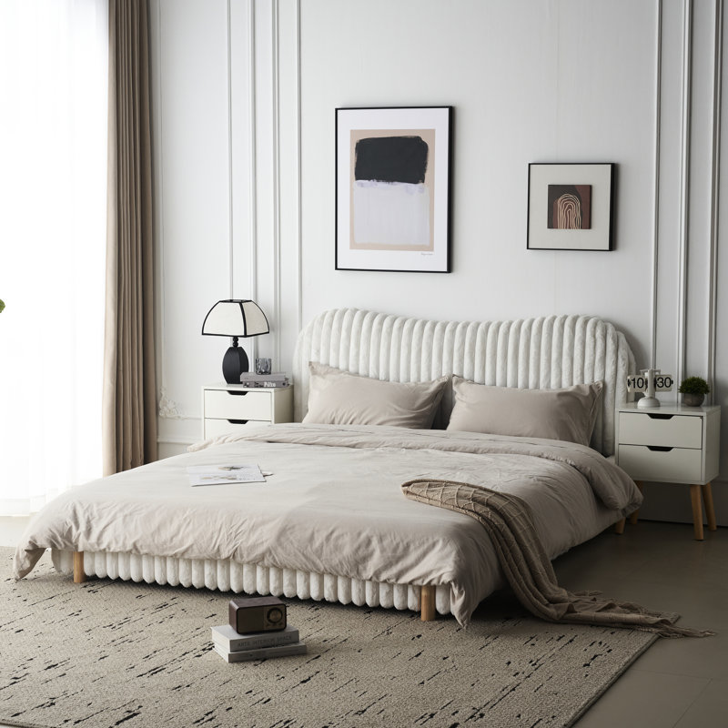 Grand lit blanc grand avec une tête de lit ondulée, des coutures verticales et un cadre en bois, style de chambre à coucher