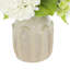 Hortensias et lilas disposés dans un vase en céramique